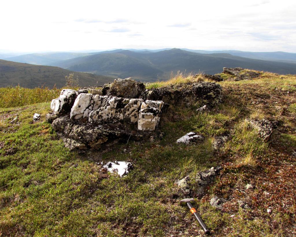Quartz vein outcrop in granitic gneiss on Divide Mountain, Alaska (USGS, 2015).